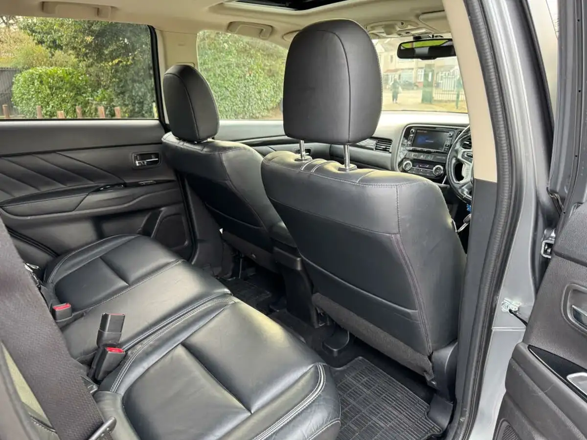 2016-mitsubishi-outlander-20-gx4h-phev-big-29