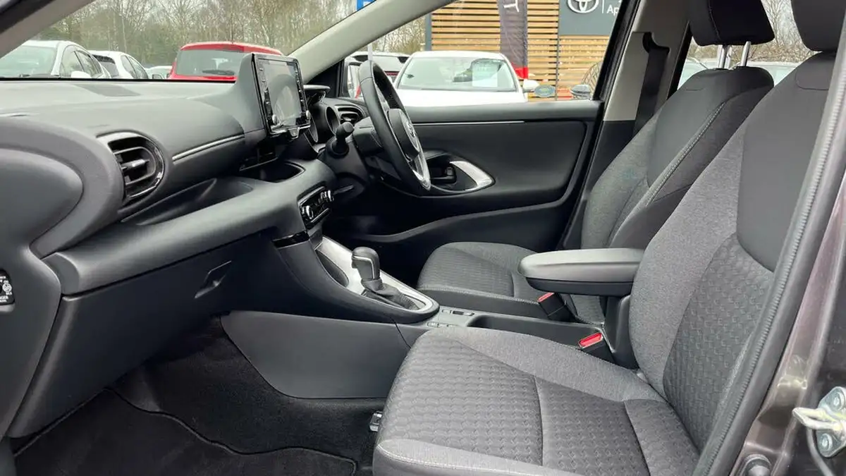 2023-toyota-yaris-15-vvt-i-design-big-9