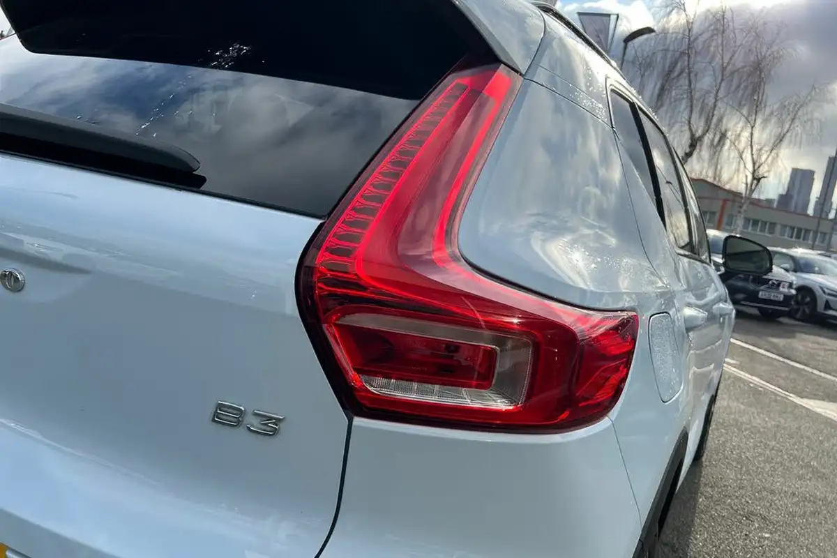2024-volvo-xc40-20-b3-plus-big-19