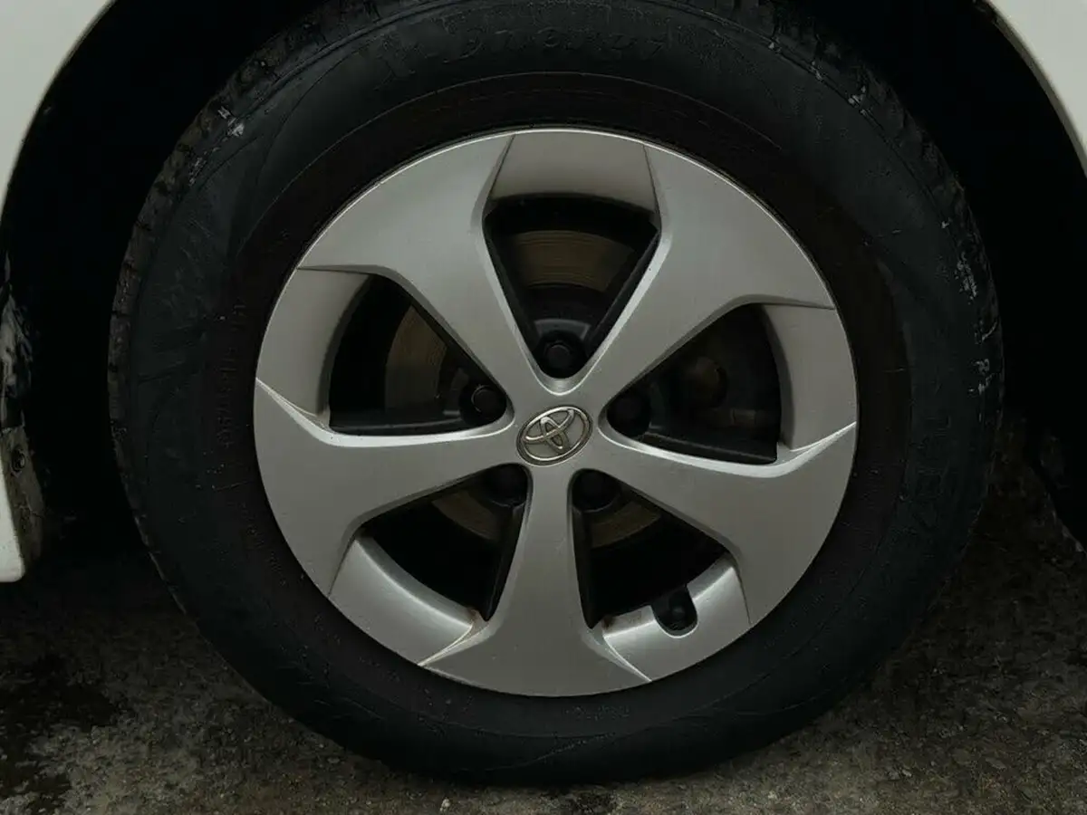2014-toyota-prius-big-11