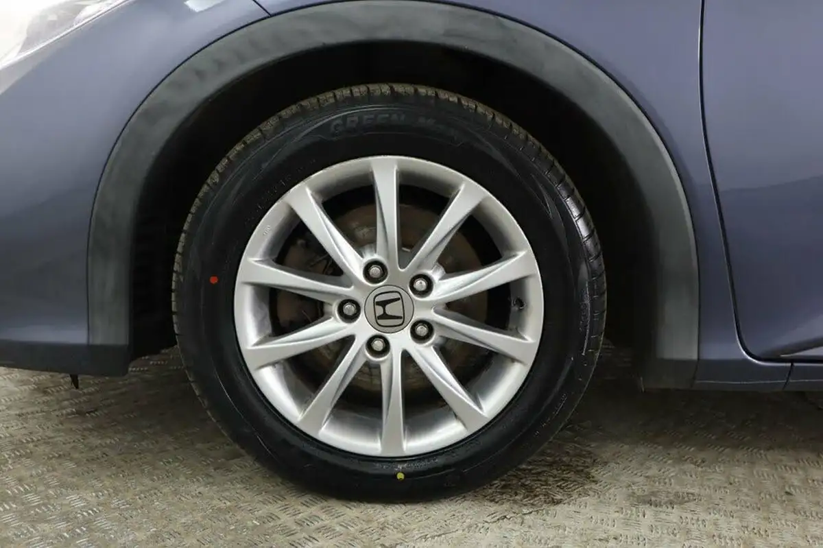 2015-honda-civic-16-i-dtec-se-plus-honda-connect-hatchback-big-12