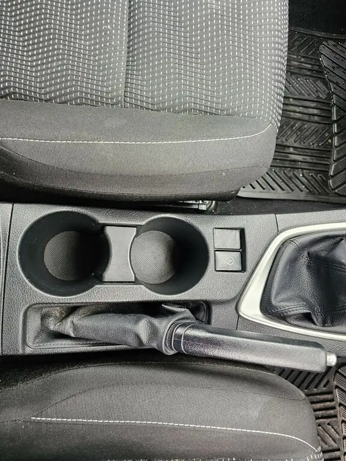 2015-toyota-auris-14td-icon-hatchback-big-24