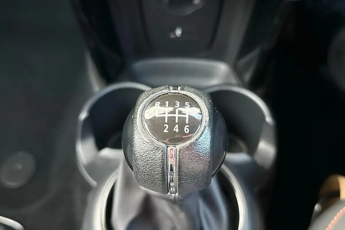 2022-mini-cooper-15-cooper-classic-hatchback-3d-big-12
