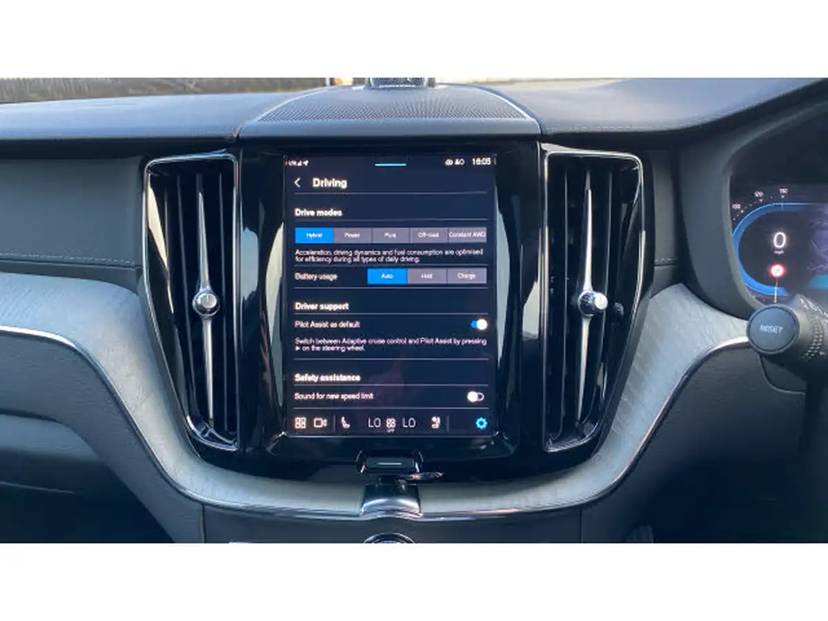 2024-volvo-xc60-20-t8-ultra-dark-big-32