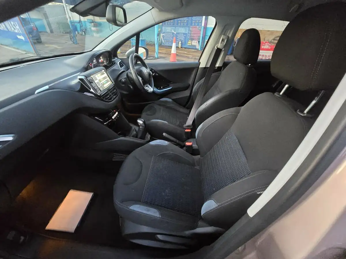 2013-peugeot-208-12-allure-5d-big-7