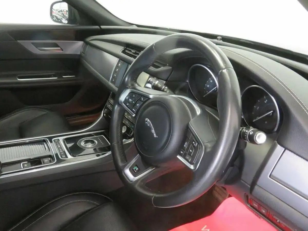 2017-jaguar-xf-20td-r-sport-180ps-saloon-4d-1999cc-auto-big-37