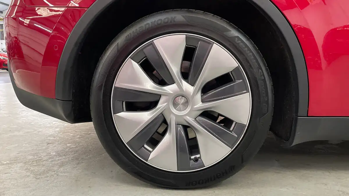 2022-tesla-model-y-e-long-range-big-18