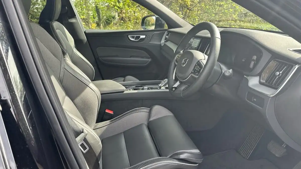 2025-volvo-xc60-20-b5-plus-black-edition-big-35