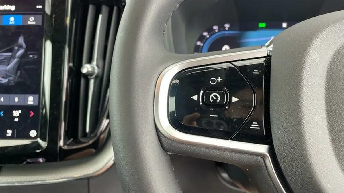2024-volvo-xc60-20-b5-plus-big-23