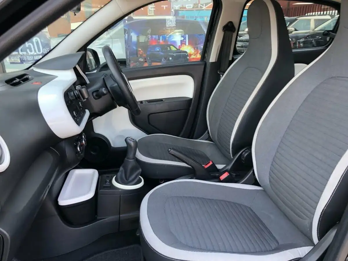 2015-renault-twingo-10-play-big-22