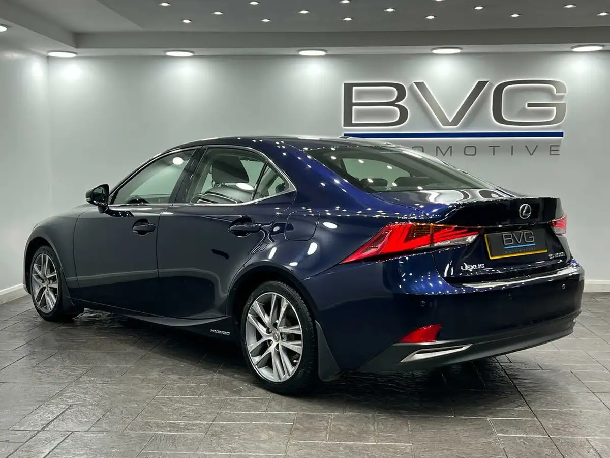 2017-lexus-is-300h-25-advance-big-6