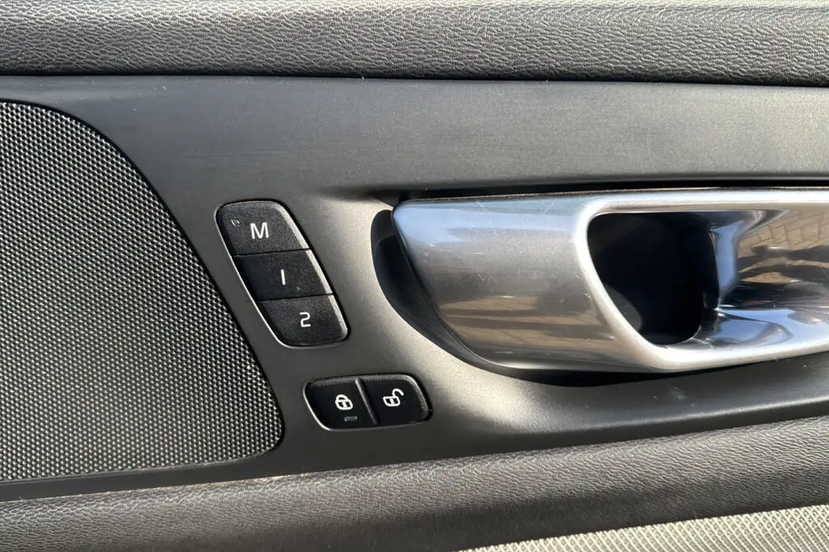 2021-volvo-v60-20-b4-r-design-big-27