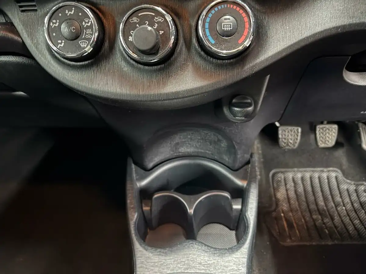 2012-toyota-yaris-133-tr-vvt-i-5d-big-21