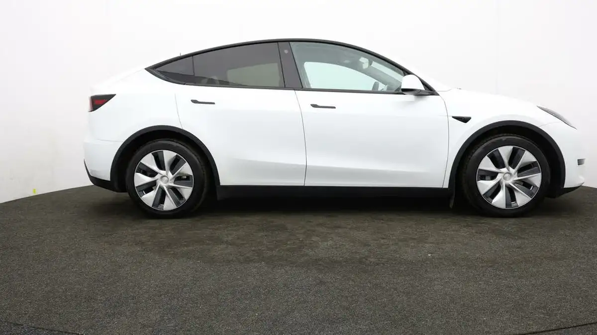 2022-tesla-model-y-e-rwd-big-34