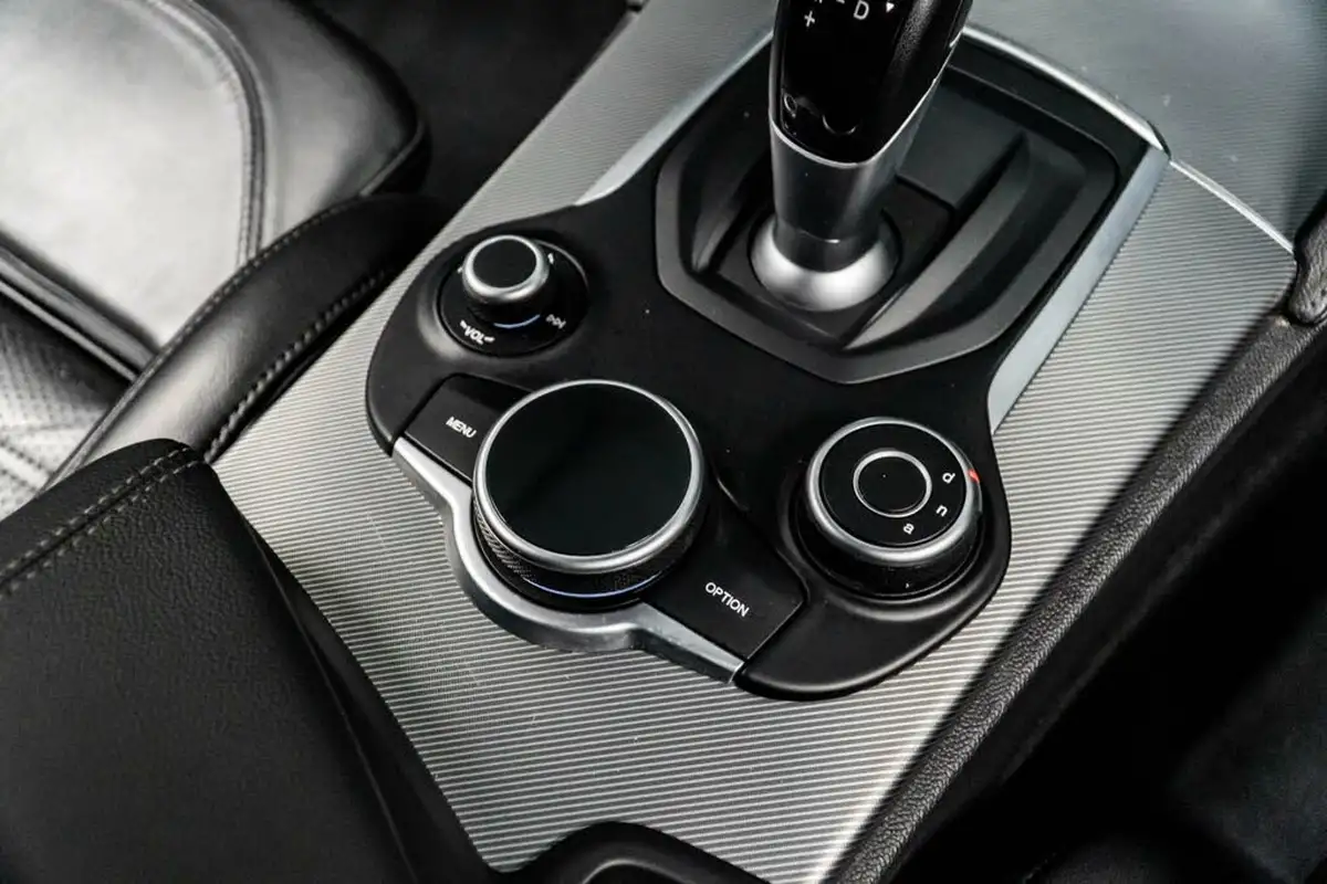 2018-alfa-romeo-stelvio-22td-milano-big-38