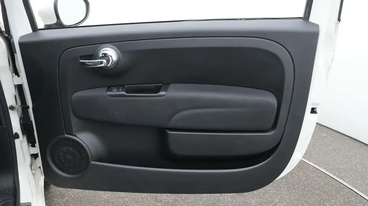 2021-fiat-500c-10-lounge-big-15