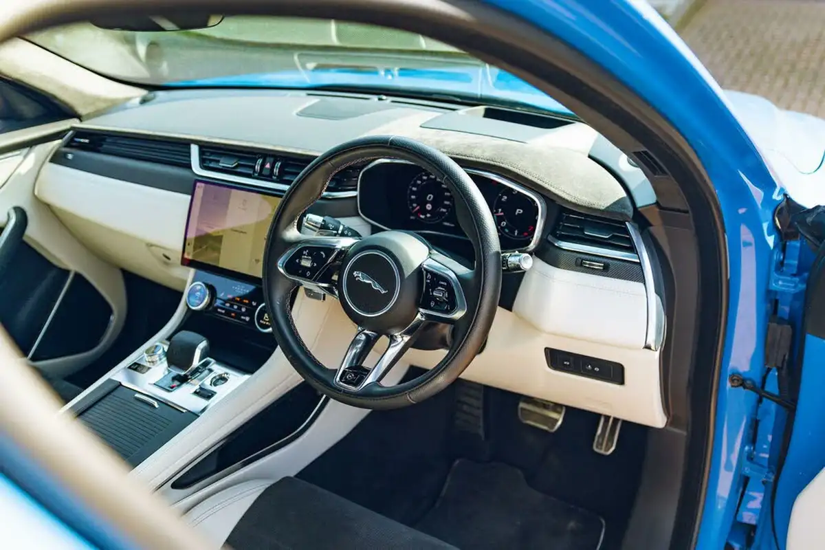 2022-jaguar-f-pace-50-v8-p550-svr-big-10