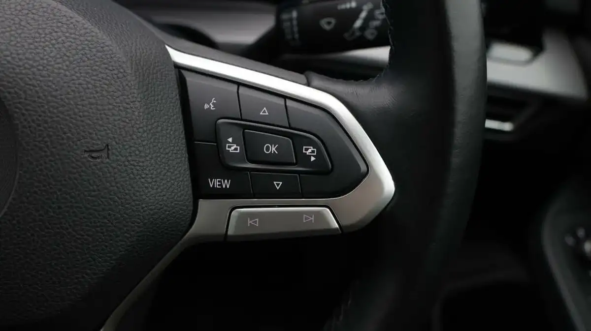 2020-volkswagen-golf-15-tsi-style-130ps-hatchback-big-25