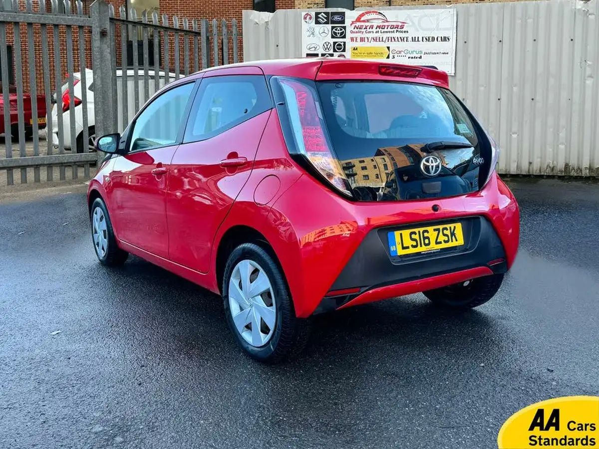 2016-toyota-aygo-10-vvt-i-x-play-68bhp-5d-big-12
