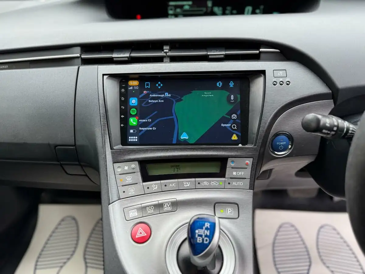 2014-toyota-prius-big-47
