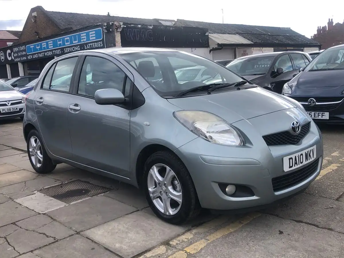 2010-toyota-yaris-133-tr-5d-big-0