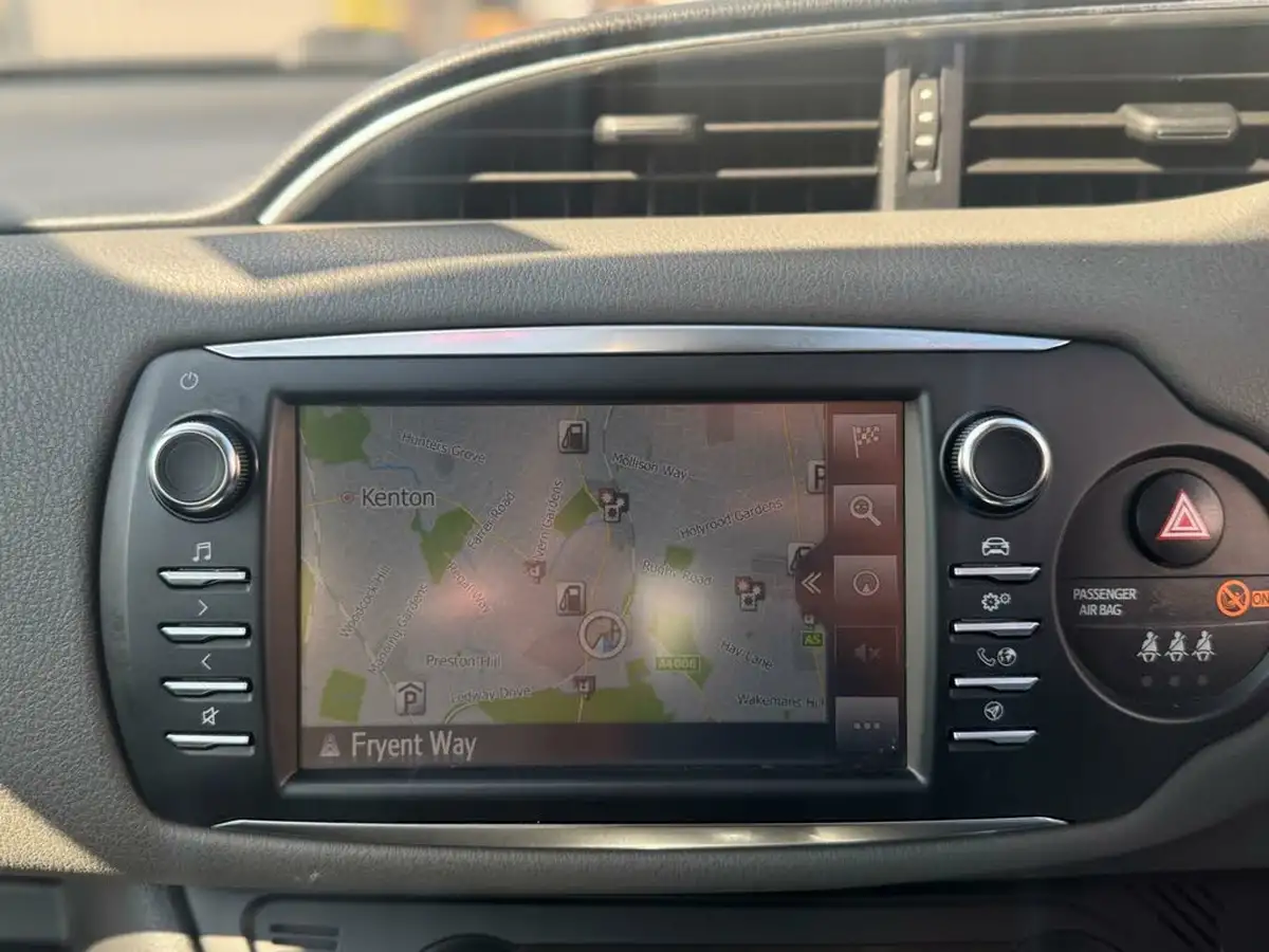 2019-toyota-yaris-15-vvt-i-icon-tech-98bhp-hybrid-1497cc-e-cvt-big-2