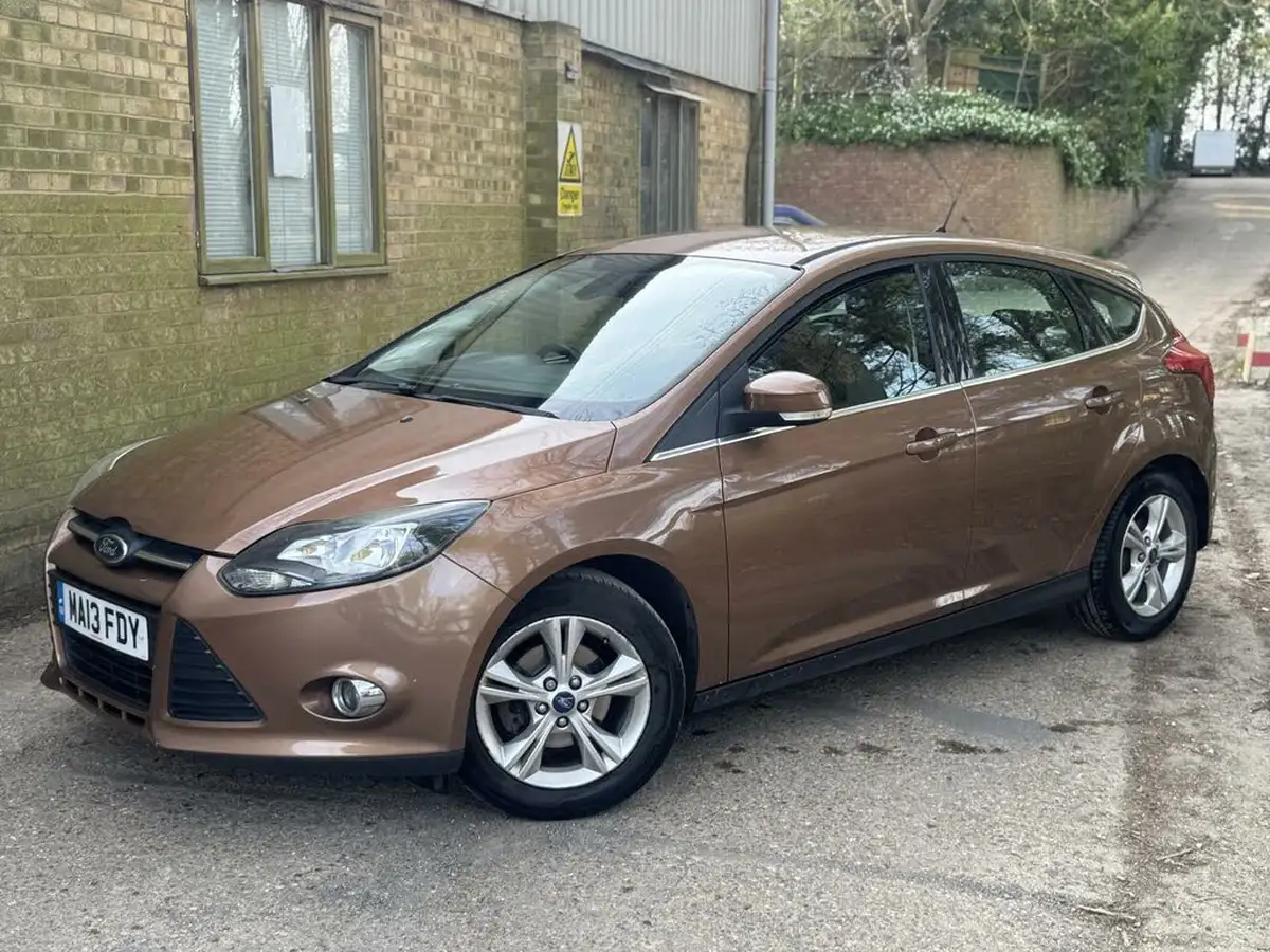 2013-ford-focus-10-zetec-100ps-hatchback-big-11