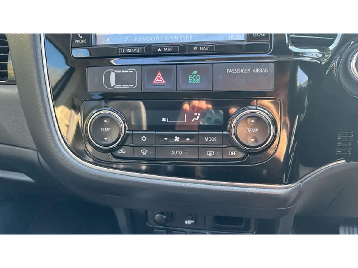 2015-mitsubishi-outlander-20-gx4h-phev-big-40