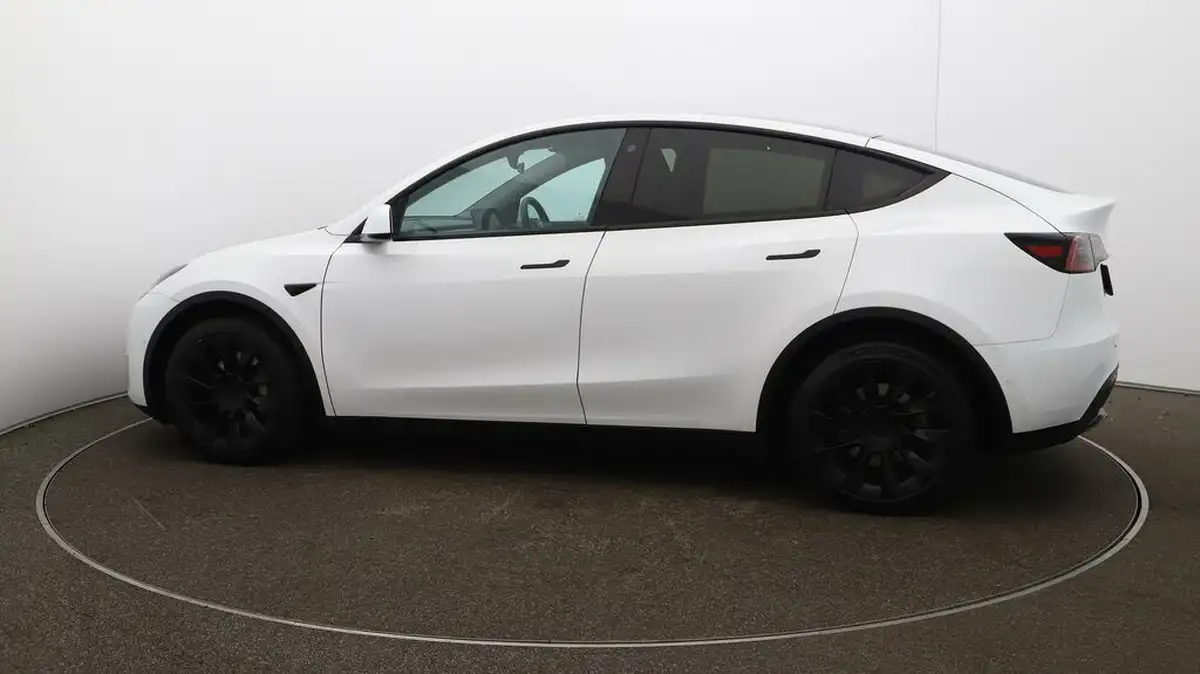 2022-tesla-model-y-e-long-range-big-49