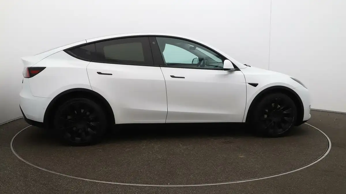 2022-tesla-model-y-e-long-range-big-8