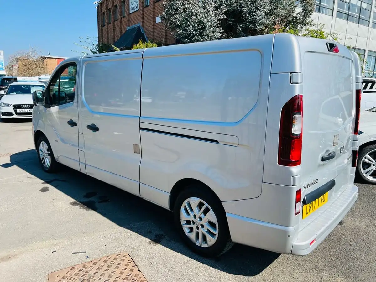 2017-vauxhall-vivaro-16cdti-sportive-2900-l2h1-125pseu6-biturbo-ss-panel-big-3