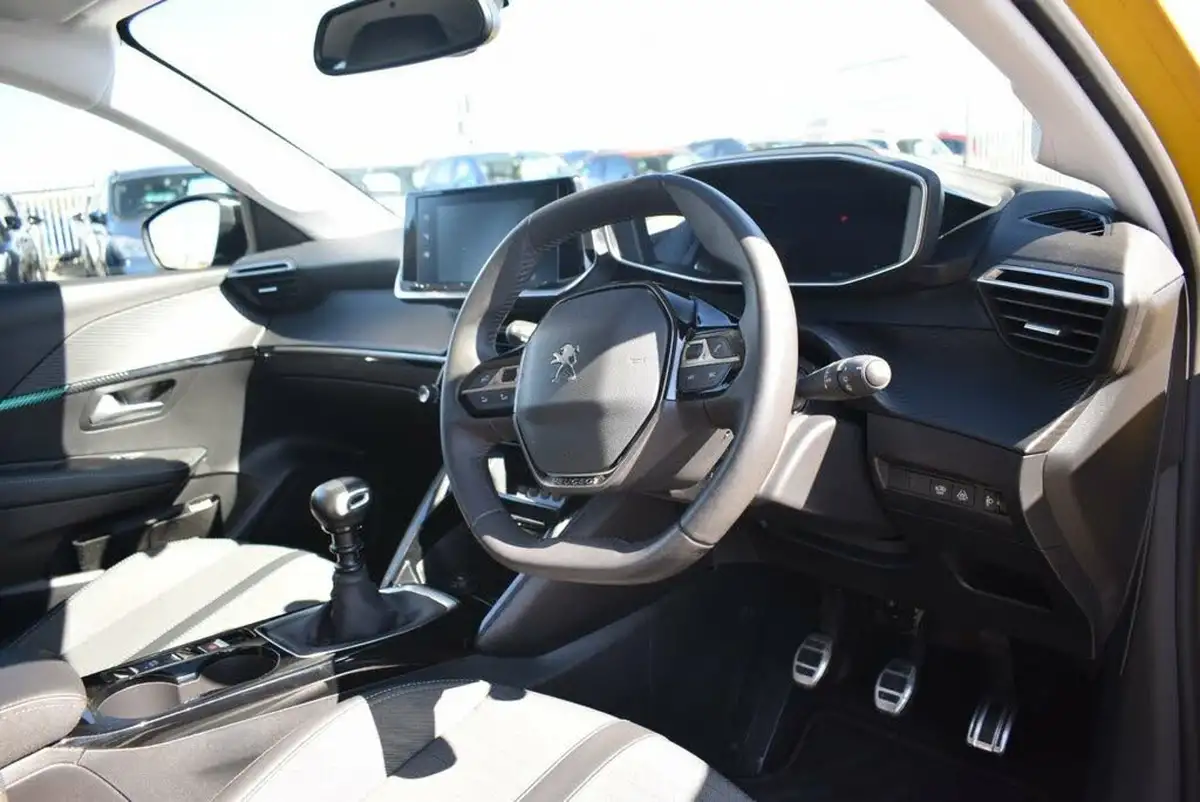 2023-peugeot-208-12-puretech-allure-premium-100ps-big-20