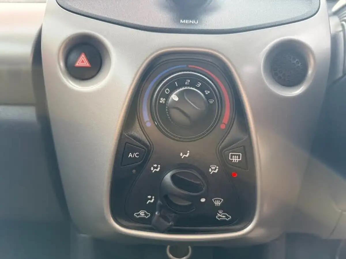 2016-toyota-aygo-10-vvt-i-x-play-71bhp-5d-x-shift-big-11
