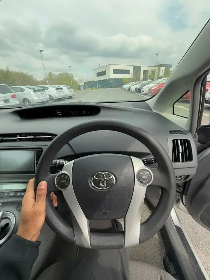 2011-toyota-prius-big-19