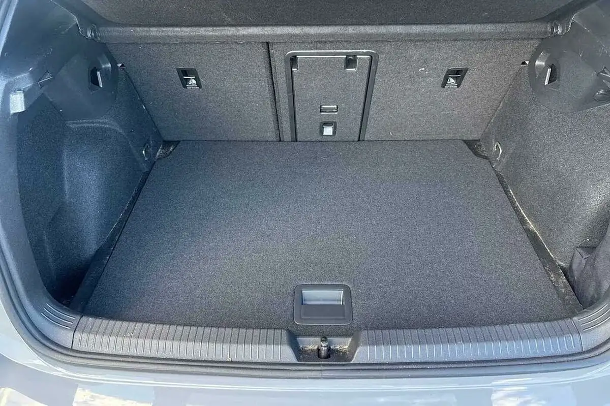 2023-volkswagen-golf-15-etsi-r-line-hatchback-big-10