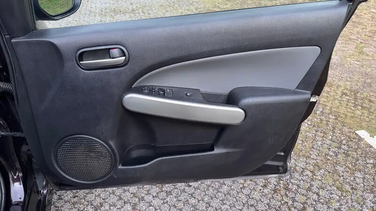 2010-mazda-mazda2-13-tamura-5d-big-24
