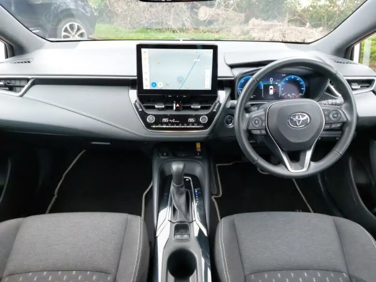 2024-toyota-corolla-18-vvt-i-icon-hatchback-big-2