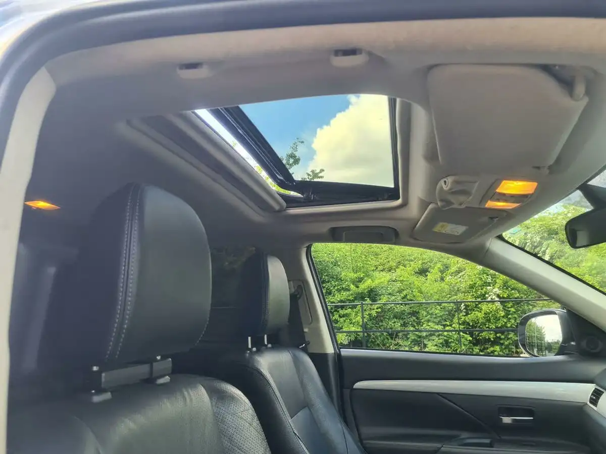 2015-mitsubishi-outlander-20-gx4h-phev-big-28