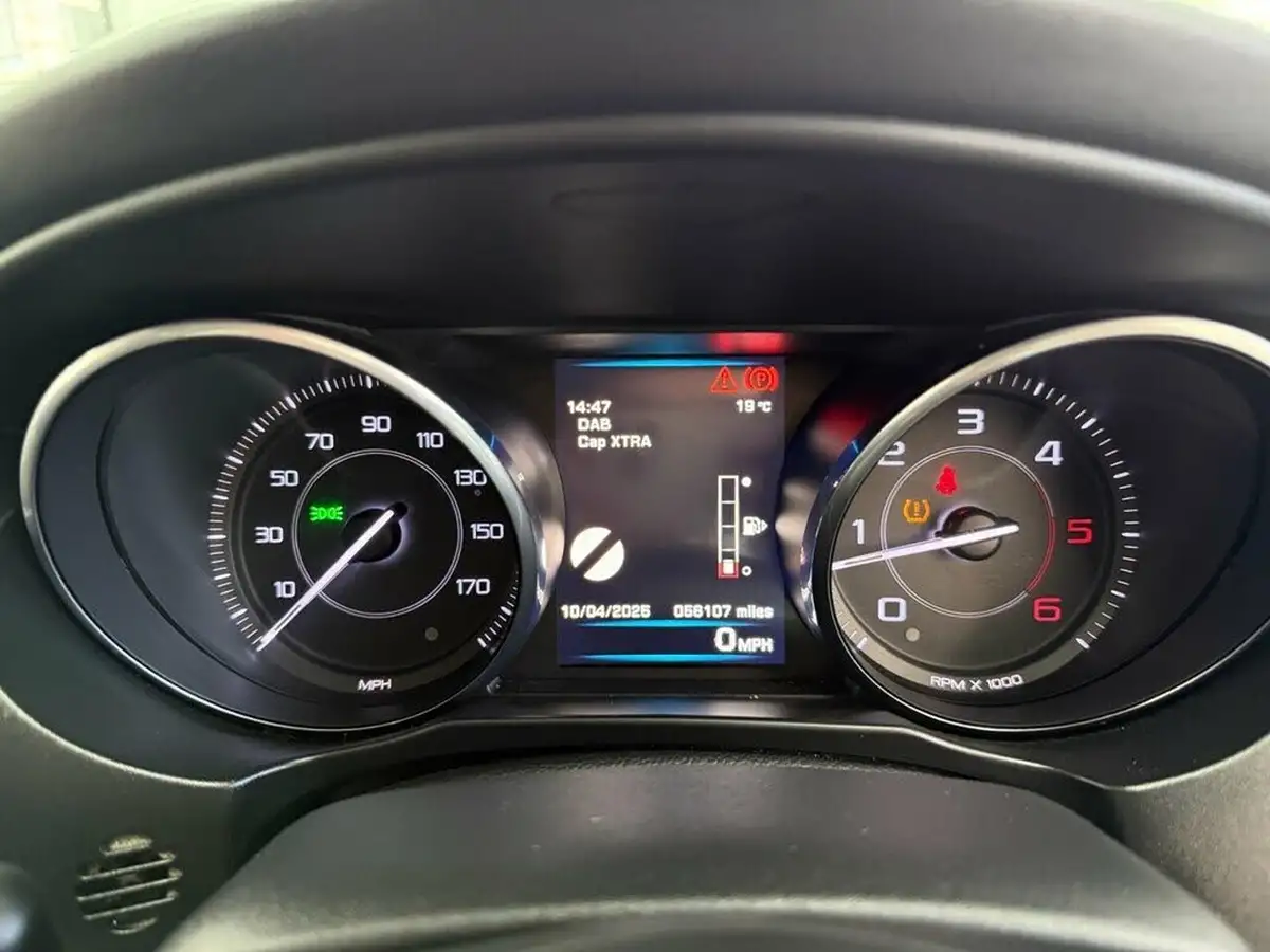 2016-jaguar-xe-20d-portfolio-163ps-big-32