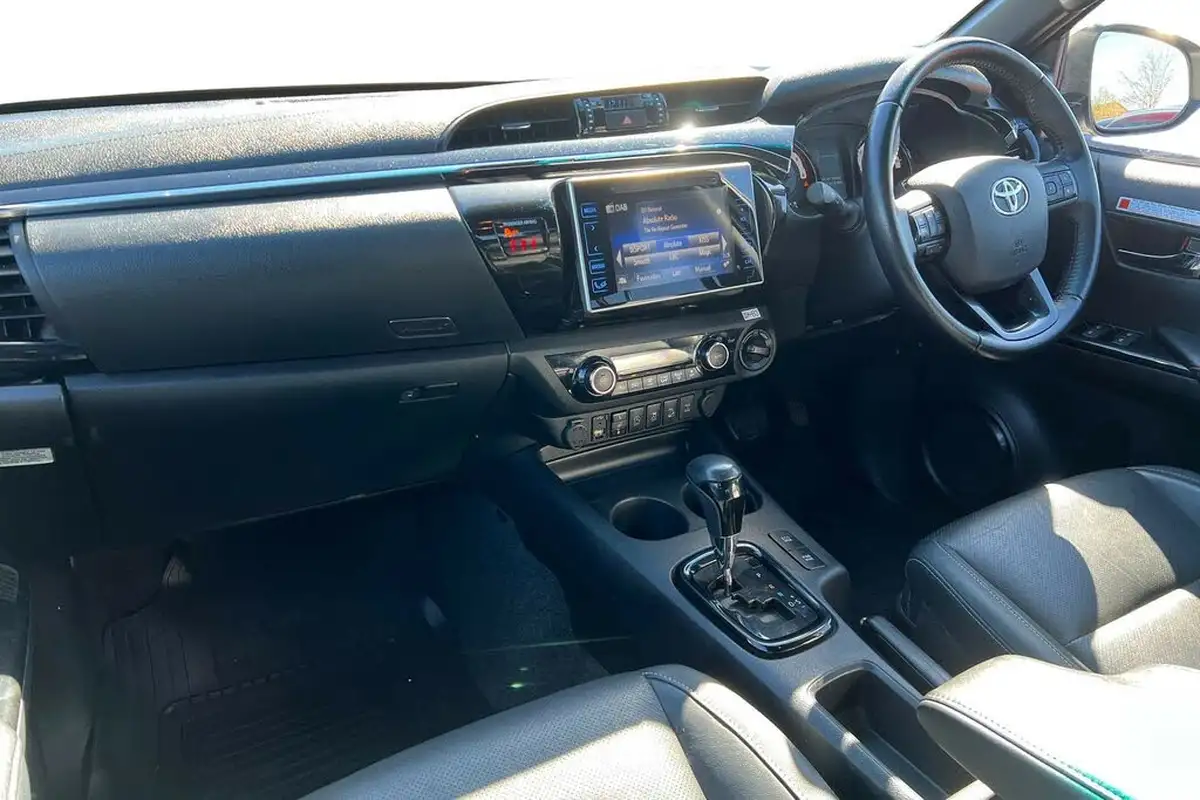 2018-toyota-hi-lux-24d-4d-invincible-at35-32t-auto-big-1