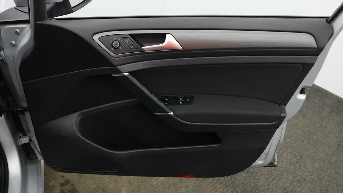 2019-volkswagen-golf-e-e-golf-big-14