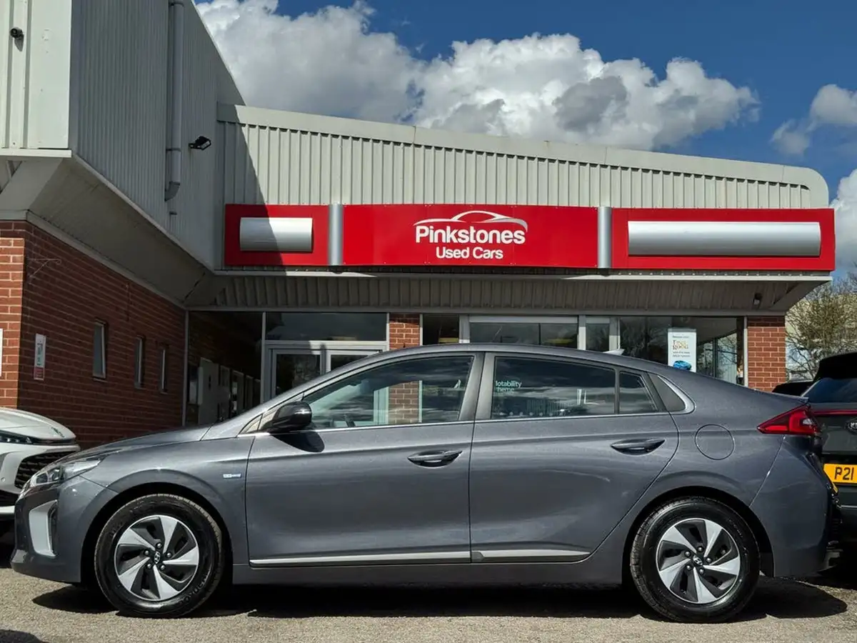 2018-hyundai-ioniq-16-gdi-premium-hybrid-big-3