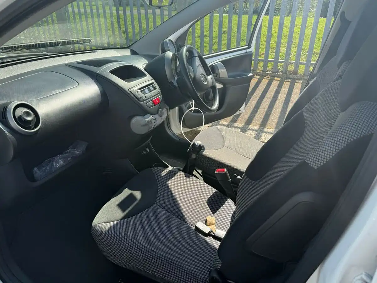 2013-toyota-aygo-10-mode-5d-big-16