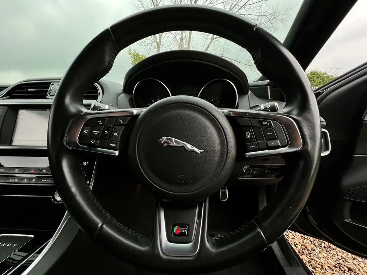 2016-jaguar-xe-30i-v6-sc-s-big-36