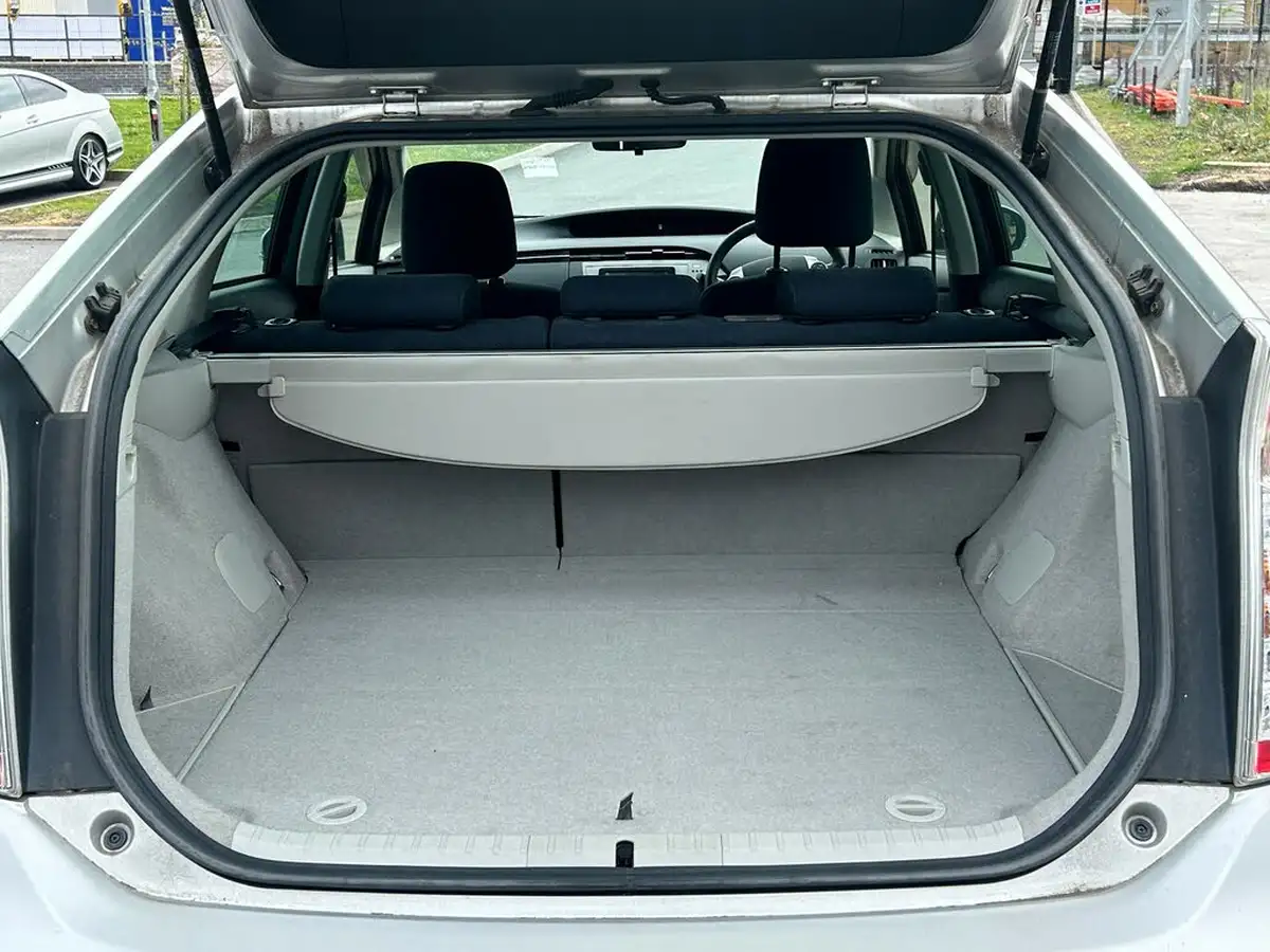 2012-toyota-prius-big-11