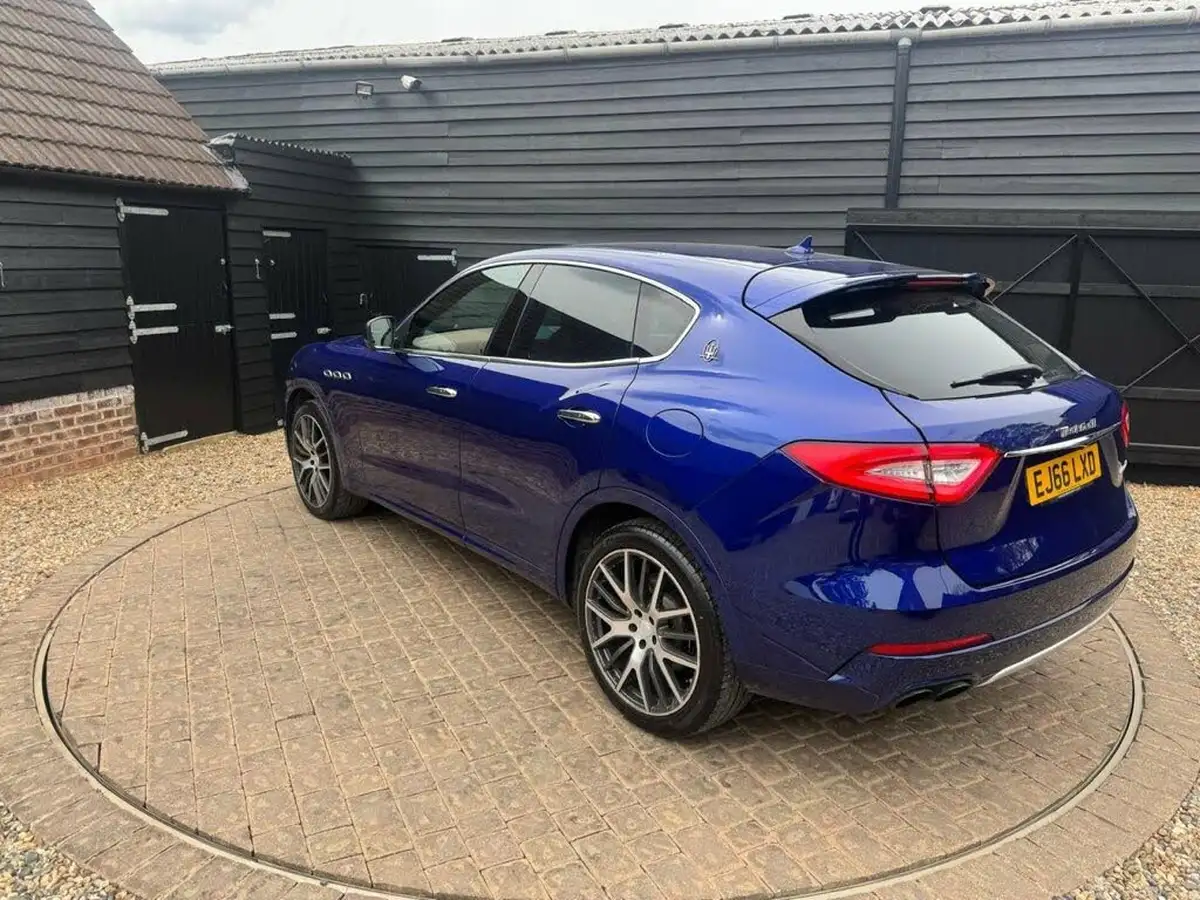 2017-maserati-levante-30td-4x4-no-trim-big-11