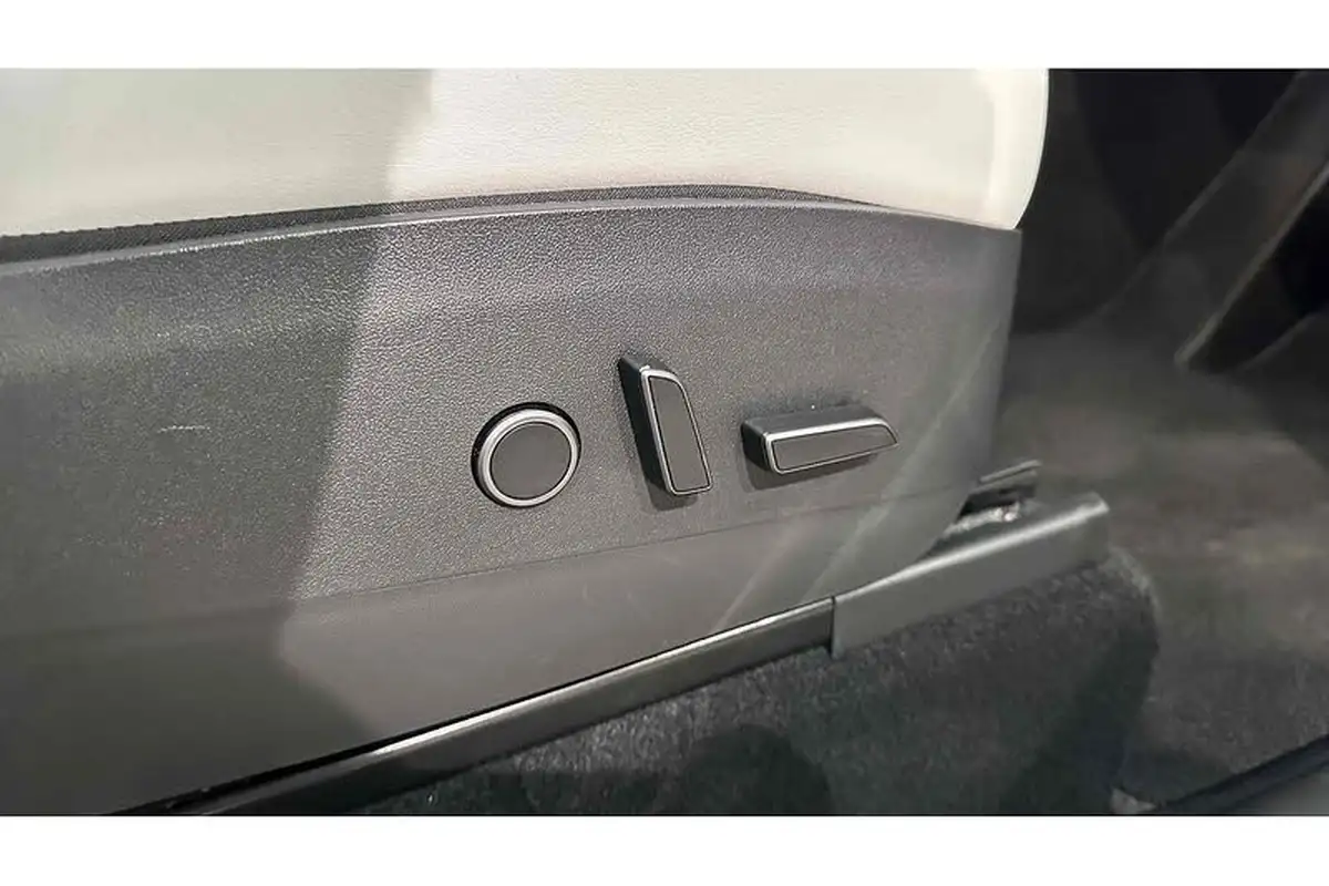2022-tesla-model-y-e-long-range-big-27