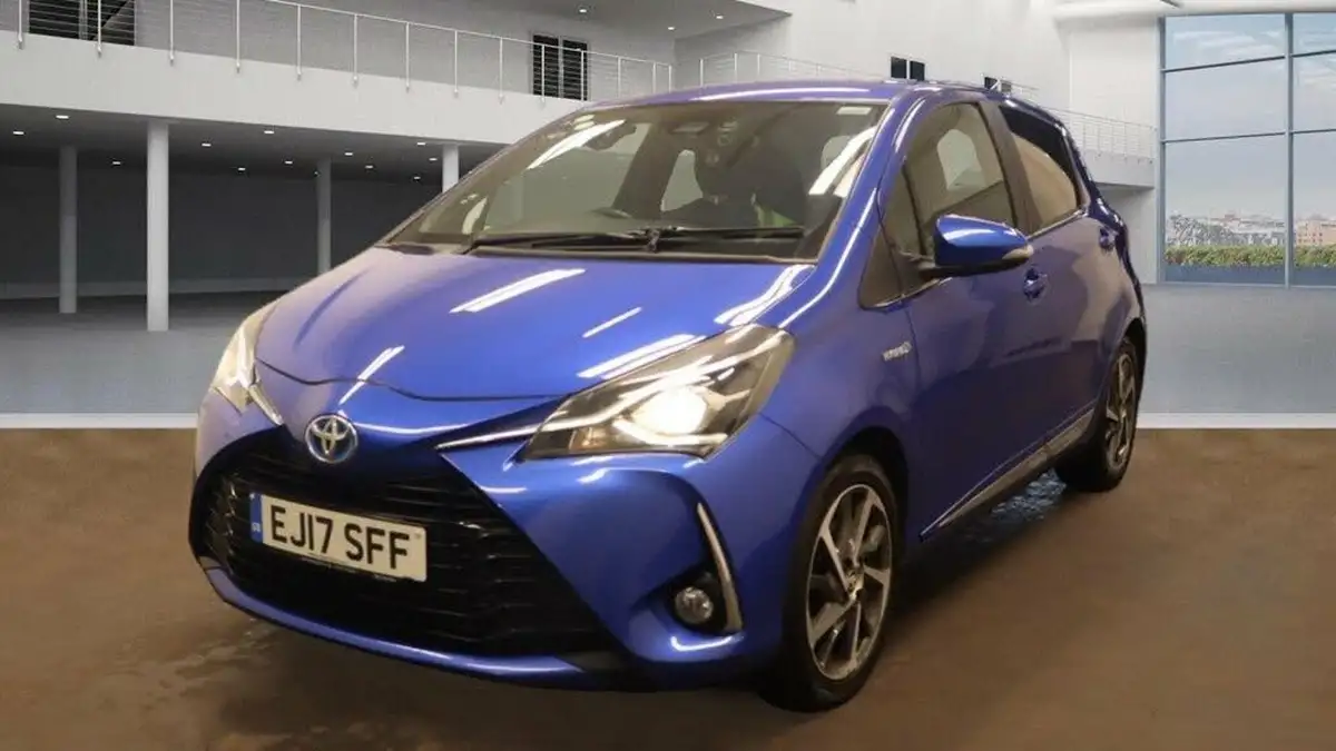 2017-toyota-yaris-15-vvt-i-excel-hybrid-15in-alloys-big-1