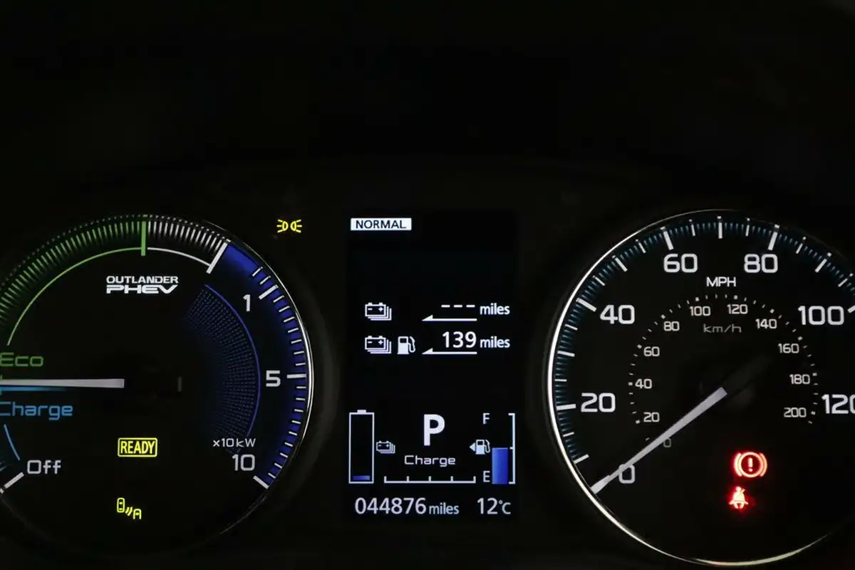 2020-mitsubishi-outlander-24-dynamic-phev-big-18
