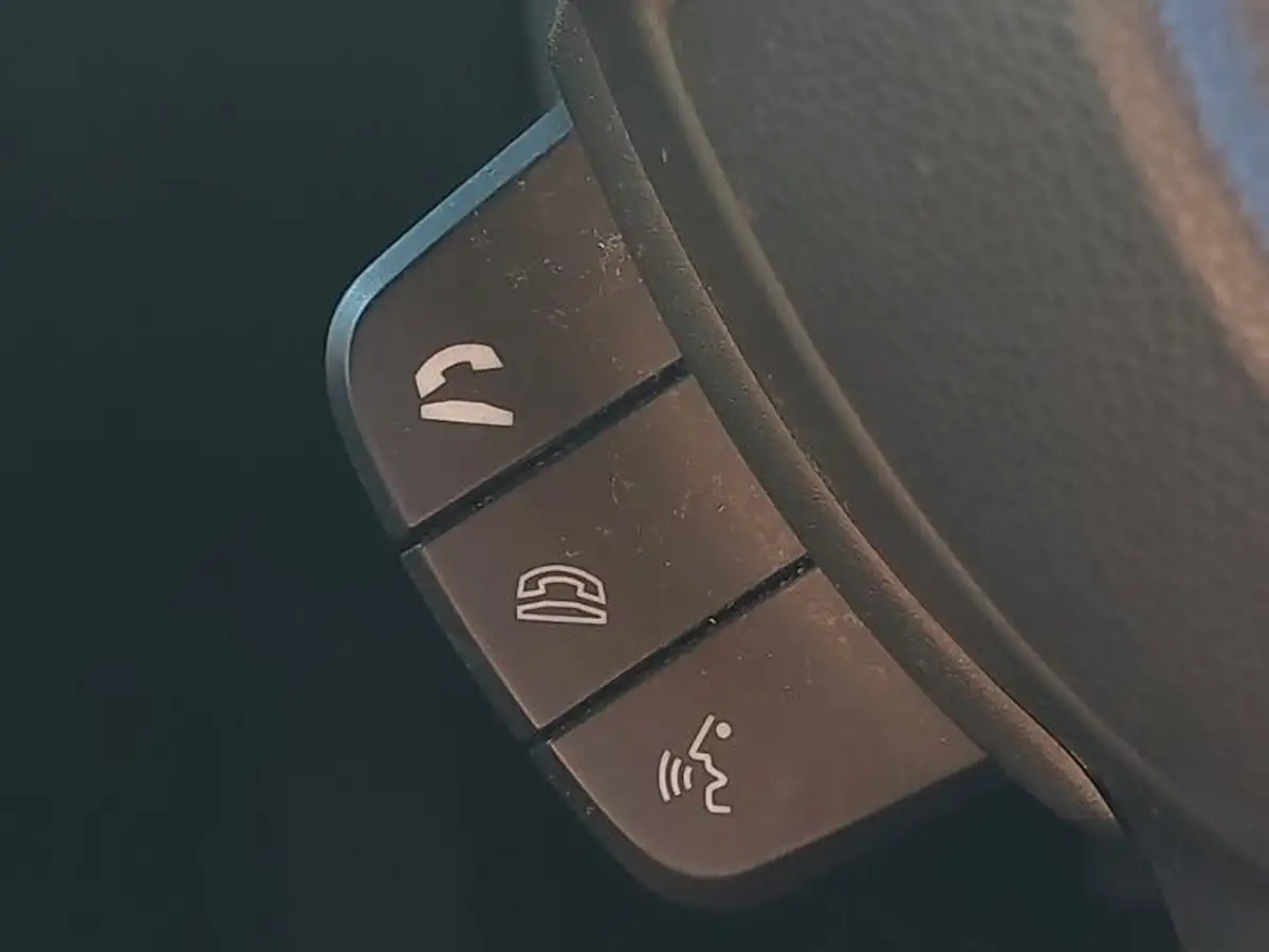 2020-suzuki-swift-12-dualjet-attitude-big-11